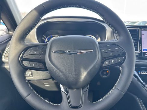 Used 2024 Chrysler Pacifica Premium image 15