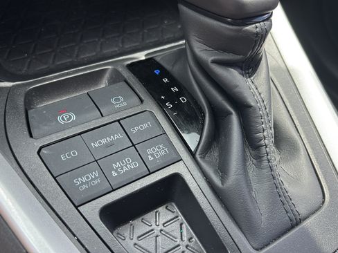 Used 2025 Toyota RAV4 XLE Premium AWD/4WD image 20