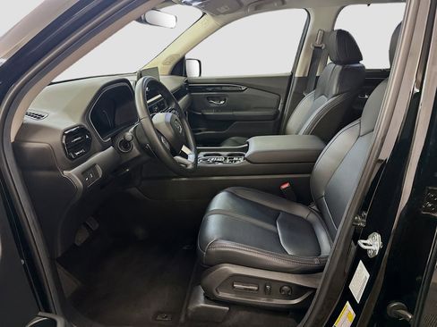 Used 2025 Honda Pilot Touring image 13