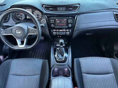 Used 2017 Nissan Rogue SV image 3