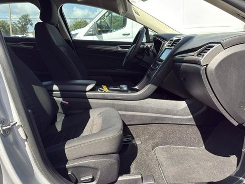 Used 2019 Ford Fusion SE FWD image 9