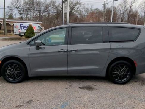 Used 2020 Chrysler Pacifica Touring-L w/ Advanced Safetytec Group image 5