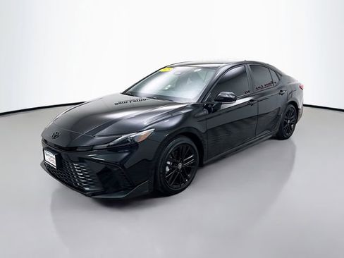 Used 2025 Toyota Camry SE image 3