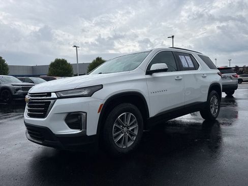 Used 2023 Chevrolet Traverse LT FWD image 2