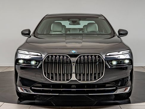 Used 2024 BMW i7 eDrive50 RWD image 2