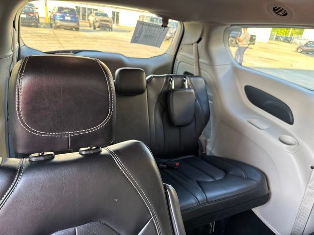 Used 2023 Chrysler Pacifica Touring-L FWD image 23