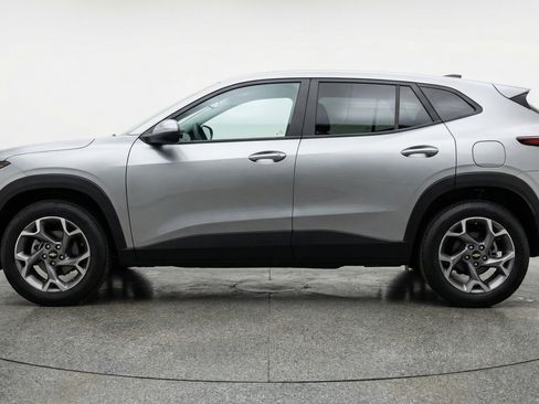 Used 2025 Chevrolet Trax LT w/ LT Convenience Package image 5