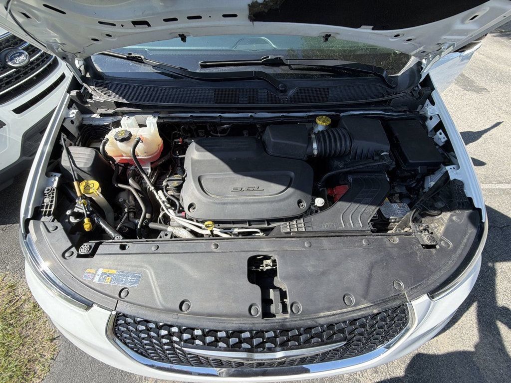 Used 2024 Chrysler Pacifica Touring-L FWD image 11