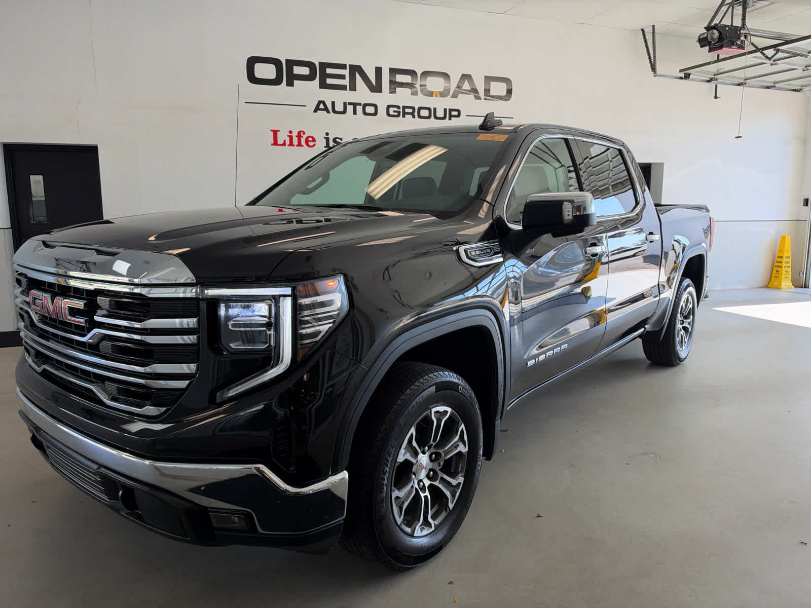 Used 2025 GMC Sierra 1500 SLT AWD/4WD image 1