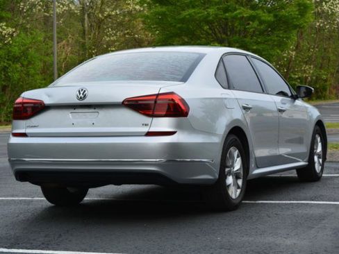 Used 2018 Volkswagen Passat 2.0T S w/ Driver Assistance Package FWD image 5
