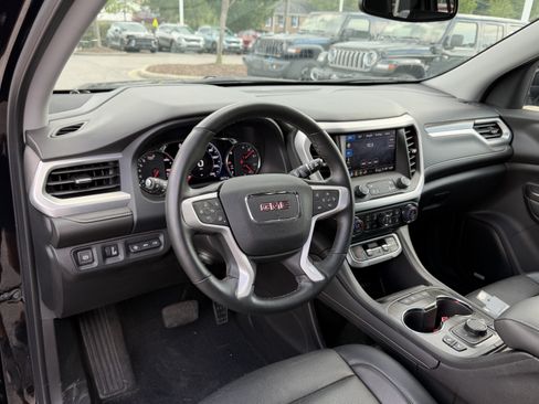 Used 2023 GMC Acadia SLT w/ Technology Package AWD/4WD image 11