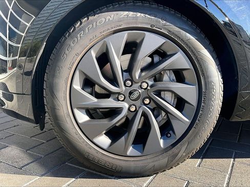 Used 2023 Land Rover Discovery S R-Dynamic image 8