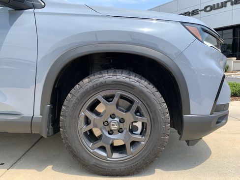 Used 2025 Honda Pilot TrailSport image 13
