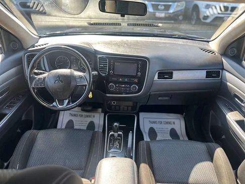 Used 2017 Mitsubishi Outlander ES image 30