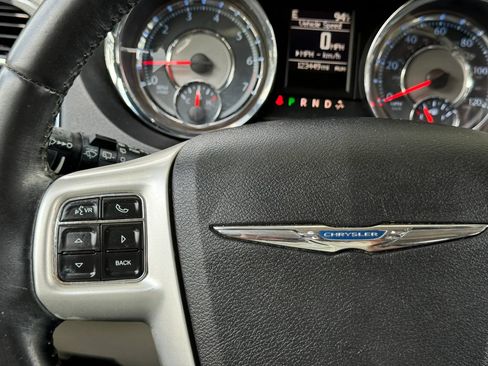 Used 2016 Chrysler Town & Country Touring FWD image 21