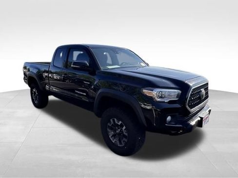 Used 2019 Toyota Tacoma TRD Off-Road w/ Technology Package AWD/4WD image 11