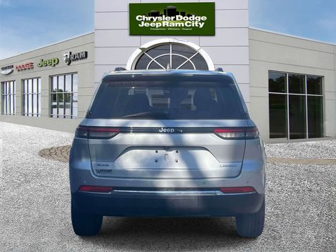 Used 2023 Jeep Grand Cherokee Laredo image 7