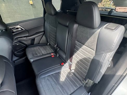 New 2025 Mitsubishi Outlander SE image 19