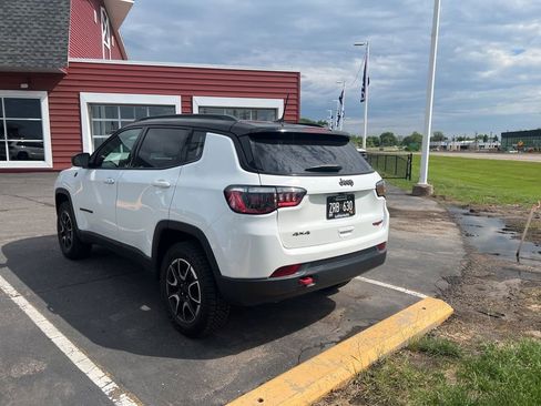 Used 2024 Jeep Compass Trailhawk AWD/4WD image 2