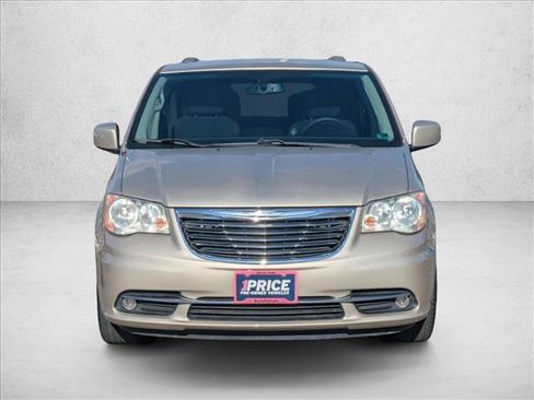 Used 2014 Chrysler Town & Country Touring image 2