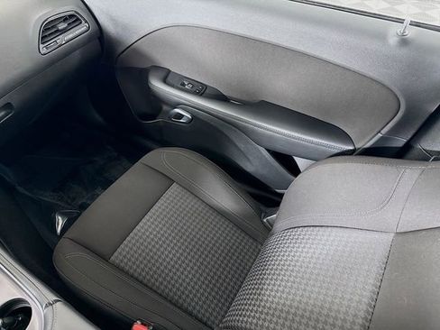 Used 2022 Dodge Challenger SXT image 21