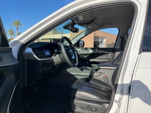 Used 2023 Jeep Grand Cherokee Limited AWD/4WD image 11