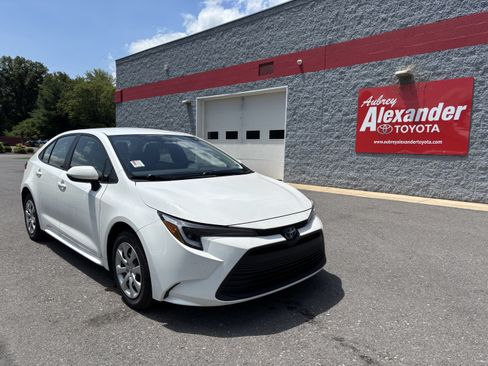 Used 2025 Toyota Corolla LE FWD image 1