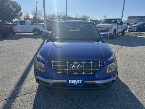 Used 2024 Hyundai Venue SEL image 2