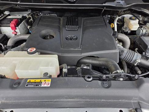 Used 2022 Toyota Tundra SR5 w/ SR5 Convenience Package AWD/4WD image 24