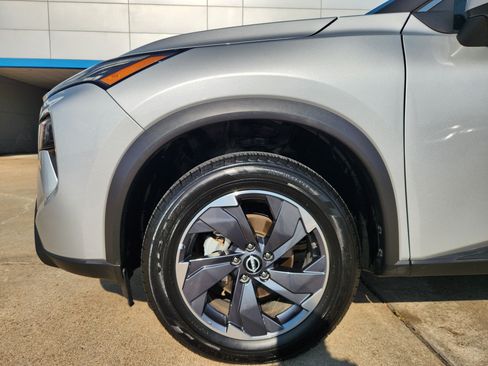 Used 2024 Nissan Rogue SV FWD image 9