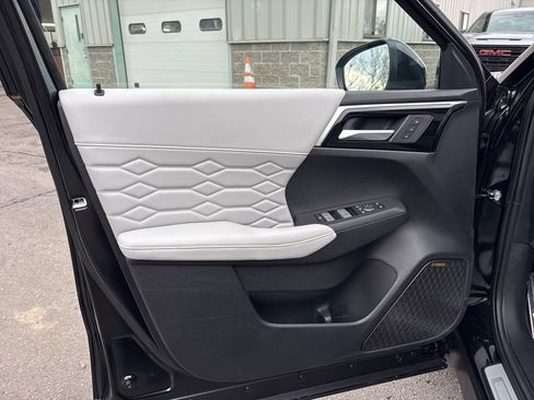 Used 2025 Mitsubishi Outlander AWD image 22