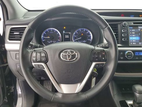 Used 2019 Toyota Highlander Plus FWD image 24