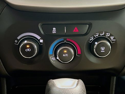 Used 2016 Jeep Cherokee Sport FWD image 11