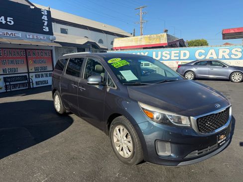 Used 2017 Kia Sedona LX w/ LX Essentials Premium Package FWD image 2