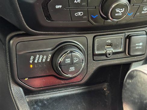 Used 2019 Jeep Renegade Trailhawk w/ UConnect 8.4 Nav Group AWD/4WD image 32