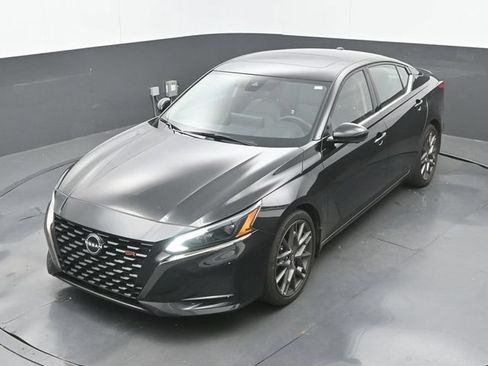 Used 2023 Nissan Altima 2.0 SR FWD image 16