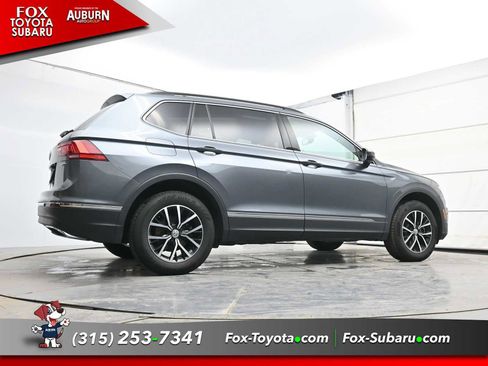 Used 2021 Volkswagen Tiguan SE w/ Panoramic Sunroof Package image 17