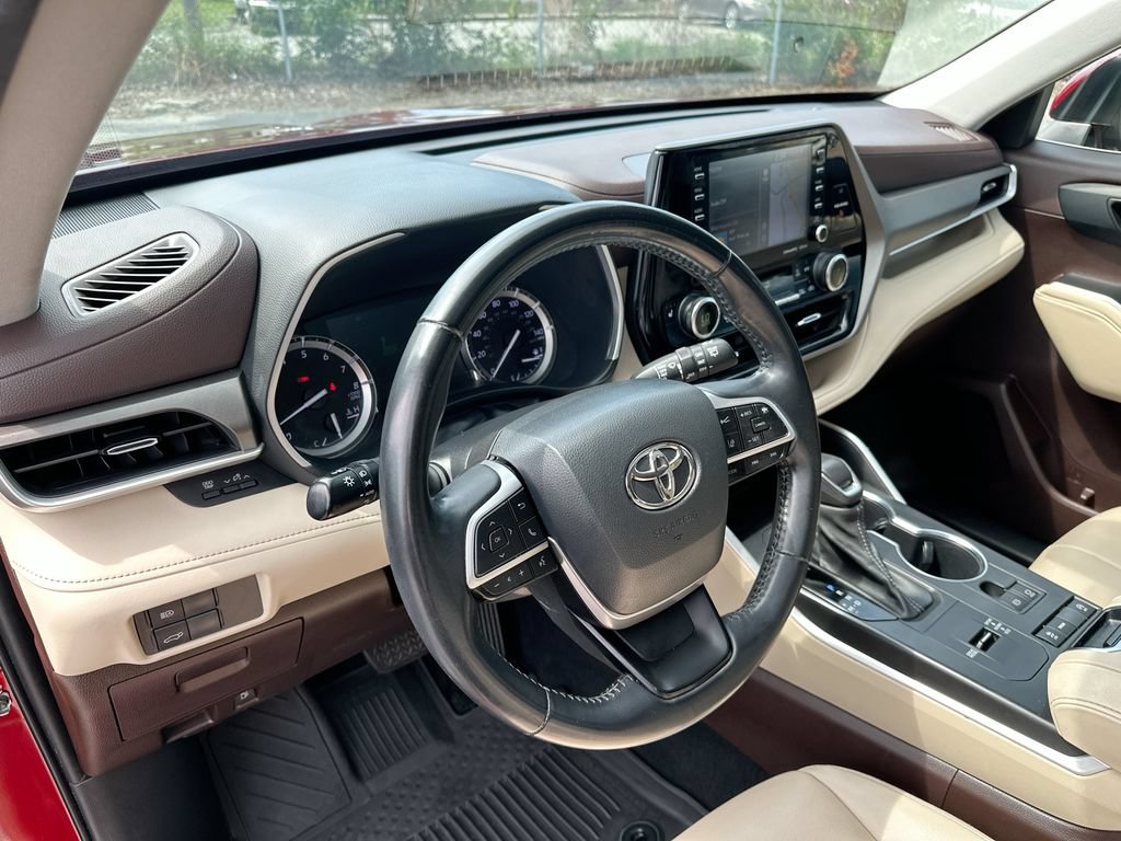 Used 2022 Toyota Highlander XLE FWD image 10