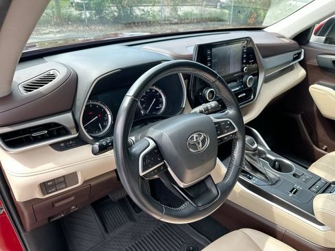 Used 2022 Toyota Highlander XLE FWD image 10
