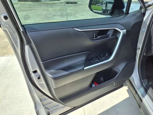 Used 2021 Toyota RAV4 LE w/ Carpet Mat Package (TMS) FWD image 17
