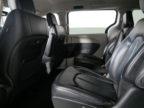 Used 2023 Chrysler Pacifica Touring-L image 32