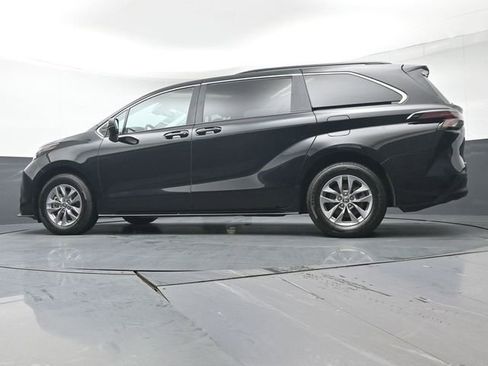 Used 2025 Toyota Sienna LE image 39