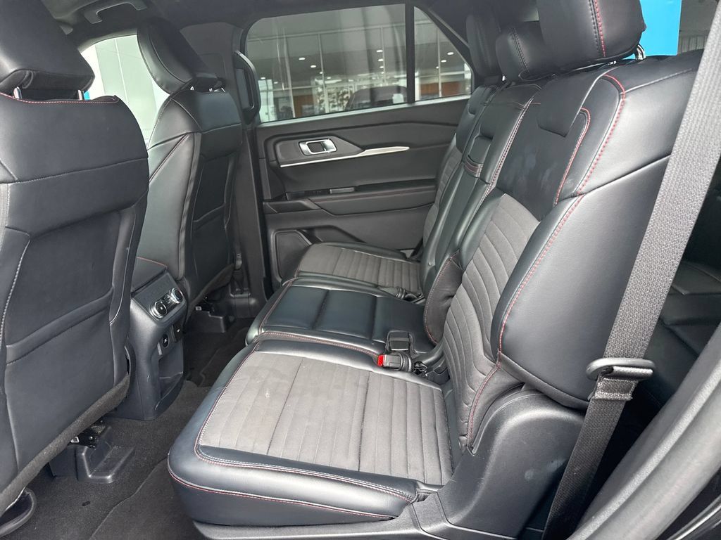 Used 2025 Ford Explorer ST-Line w/ ST-Line Street Pack AWD/4WD image 36
