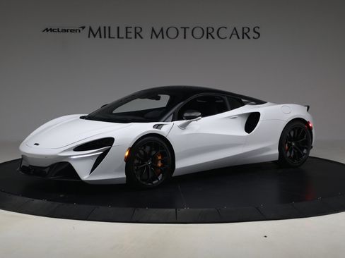 Used 2023 McLaren Artura RWD image 2