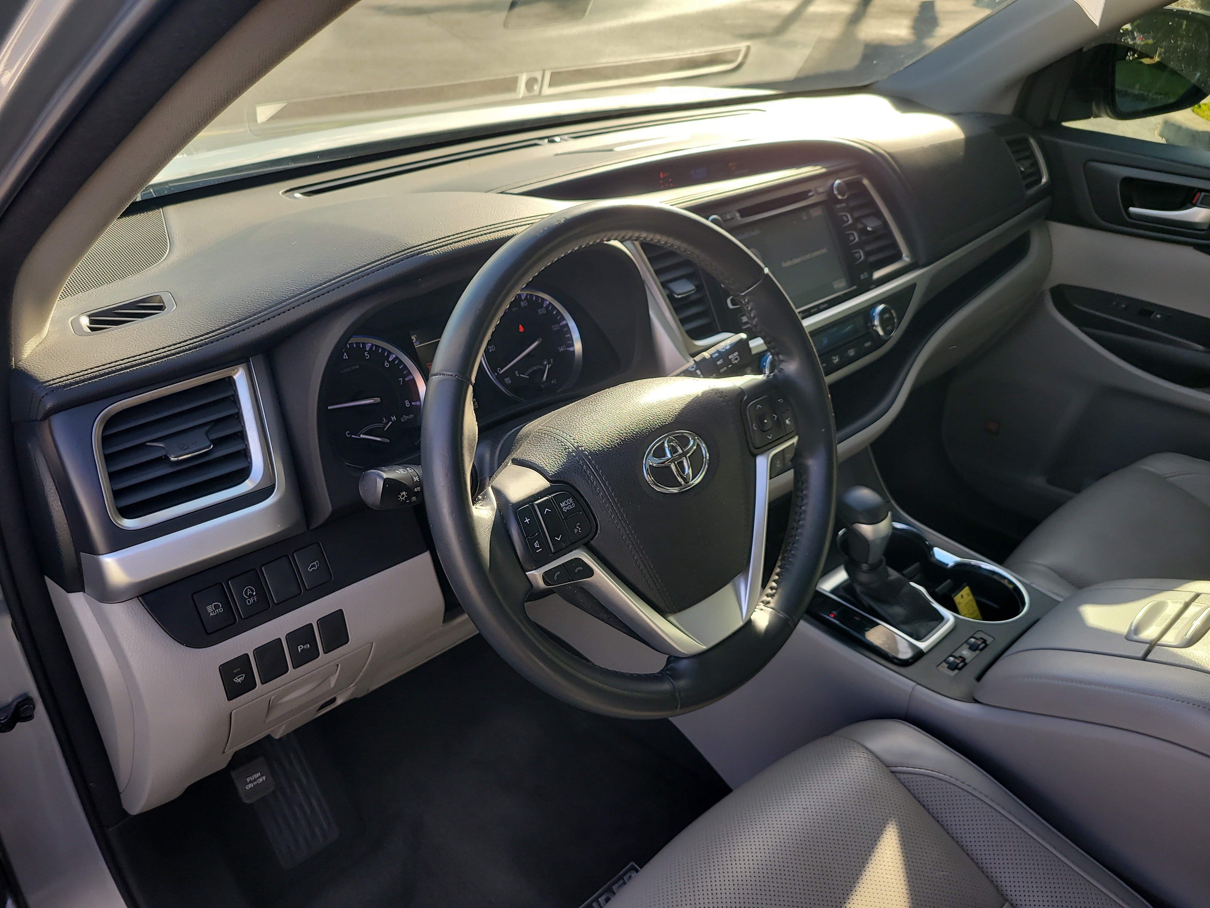 Used 2018 Toyota Highlander Limited FWD image 22