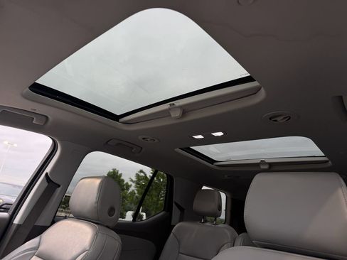 Used 2018 Chevrolet Traverse LT FWD image 23