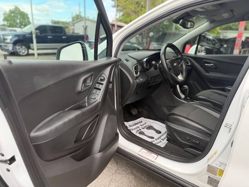 Used 2017 Chevrolet Trax LT w/ LT Convenience Package FWD image 10