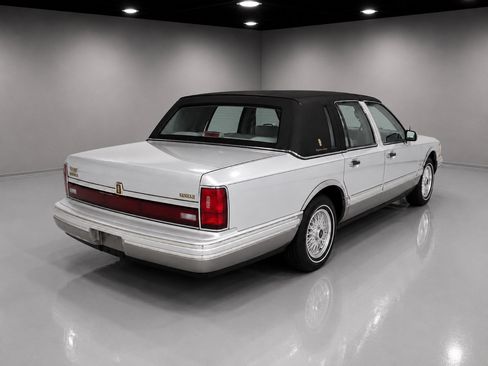 Used 1992 Lincoln Town Car Signature RWD image 5