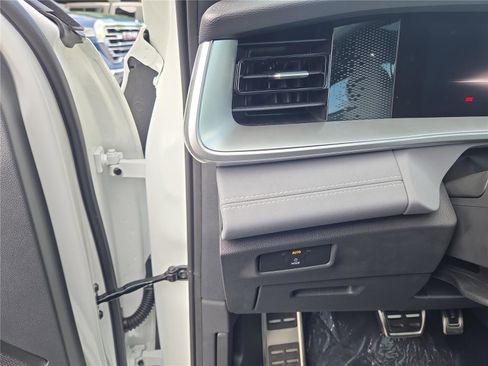 New 2025 Volkswagen Tiguan SE R-Line image 13