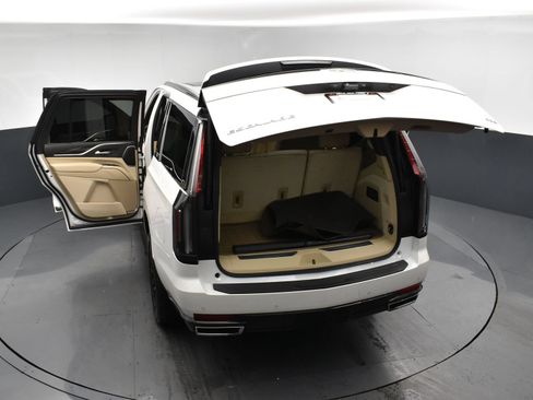 Used 2024 Cadillac Escalade Premium Luxury AWD/4WD image 24